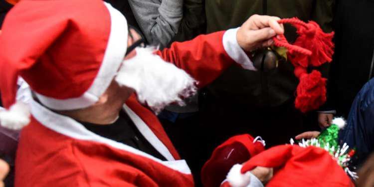 Άγιος Βασίλης... λέρα: Γδύθηκε μπροστά στα παιδιά και φώναξε «τσακιστείτε και φύγετε»