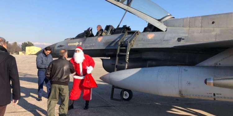 Mε μαχητικό αεροσκάφος F-16 έφτασε στη Λάρισα ο Αγιος Βασίλης [εικόνες]