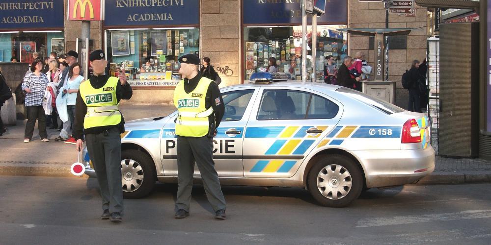 Συναγερμός για ένοπλο που κρατά ομήρους σε τράπεζα στην Τσεχία
