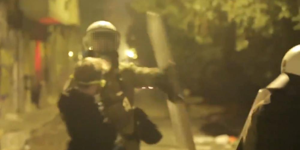 Αστυνομικός χτυπά συλληφθέντα από τα Εξάρχεια στο πρόσωπο με την ασπίδα [βίντεο]