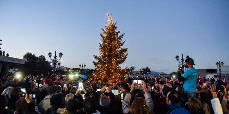 Άναψε το χριστουγεννιάτικο δέντρο στο Μάτι - Συγκλονίζουν οι μαρτυρίες των εγκαυματιών