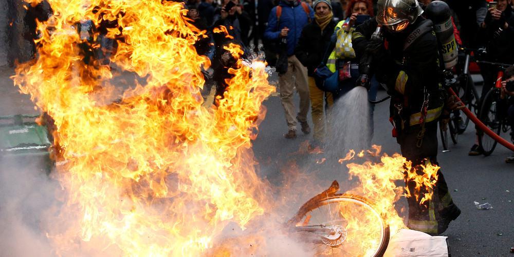 «Φλέγεται» η Γαλλία: 125.000 διαδηλωτές σε όλη τη χώρα - 118 τραυματίες και 1.385 προσαγωγές [εικόνες]