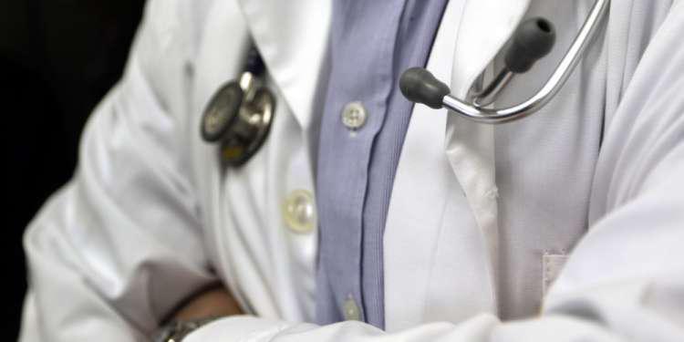 Προσωπικός Γιατρός Όμικρον Αίγιο: Εμπιστεύτηκαν αρνητή γιατρό και νοσηλεύονται με κορονοϊό – «Δώστου ένα ντεπόν» η απάντηση στον «40αρη» πυρετό