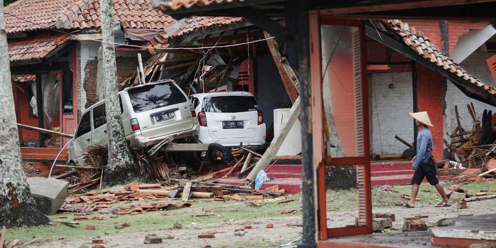 Στους 429 ανέρχονται οι νεκροί από το τσουνάμι στην Ινδονησία