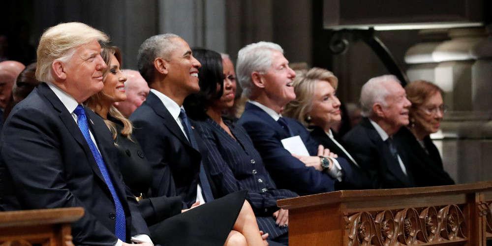 Ο Τραμπ δεν ξέχασε τα... παλιά ούτε στην κηδεία του Μπους - Αγνόησε τα ζεύγη Κλίντον και Κάρτερ