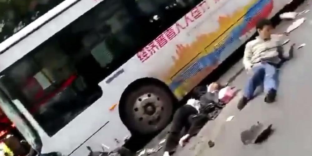 Πανικός στην Κίνα: Ανδρας με μαχαίρι κατέλαβε λεωφορείο - Τουλάχιστον 5 νεκροί [σκληρές εικόνες]