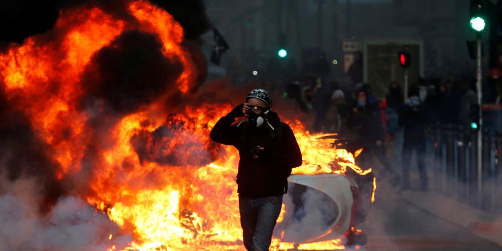 «Μάχη» στο Παρίσι! Φωτιές, πλαστικές σφαίρες και 1.000 προσαγωγές στη διαδήλωση των «κίτρινων γιλέκων»
