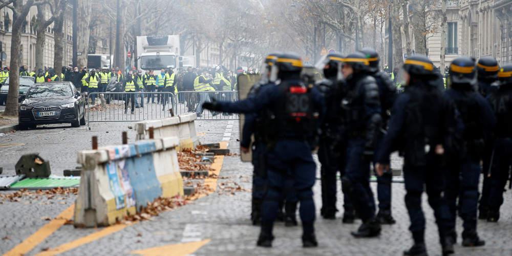 Επεισόδια και δακρυγόνα σε διαδήλωση των «κίτρινων γιλέκων» στο Παρίσι [εικόνες]