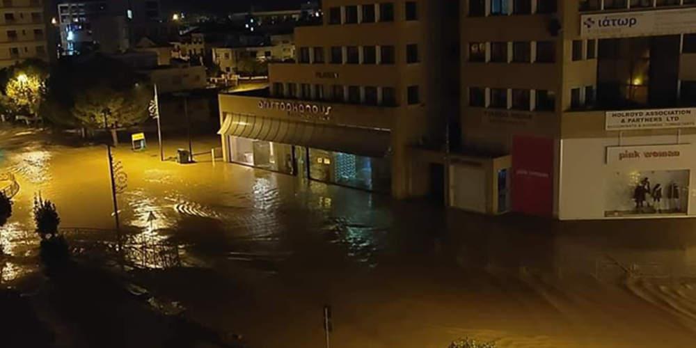 Πλημμύρες σε σπίτια και δρόμους στην Κύπρο από την κακοκαιρία