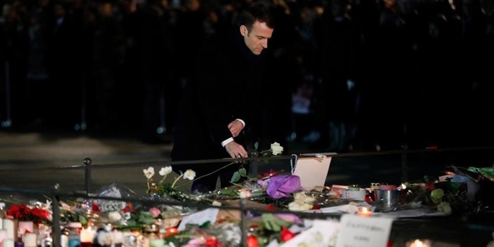 Ένα λευκό τριαντάφυλλο από τον Μακρόν στην μνήμη των θυμάτων της επίθεσης του Στρασβούργου