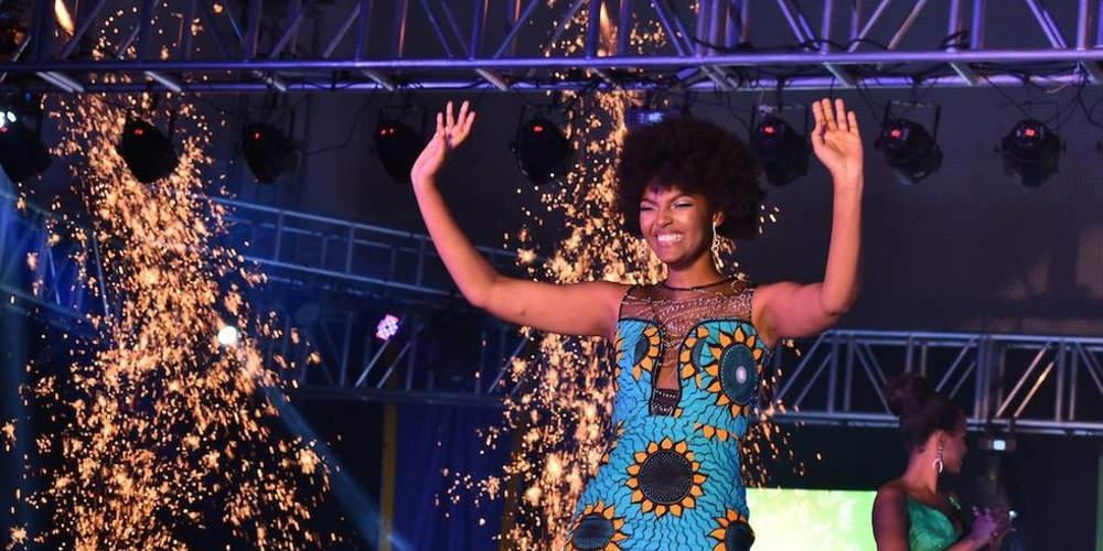 Απίστευτο: Πήραν φωτιά τα μαλλιά της Μις Αφρική την ώρα της στέψης της [βίντεο]