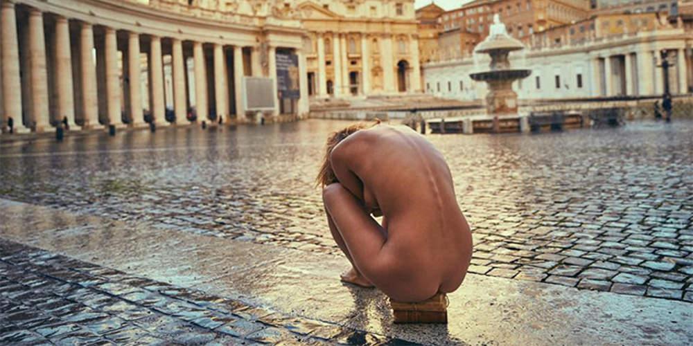 Μοντέλο φωτογραφίζεται γυμνό στο Βατικανό και προκαλεί [εικόνες]