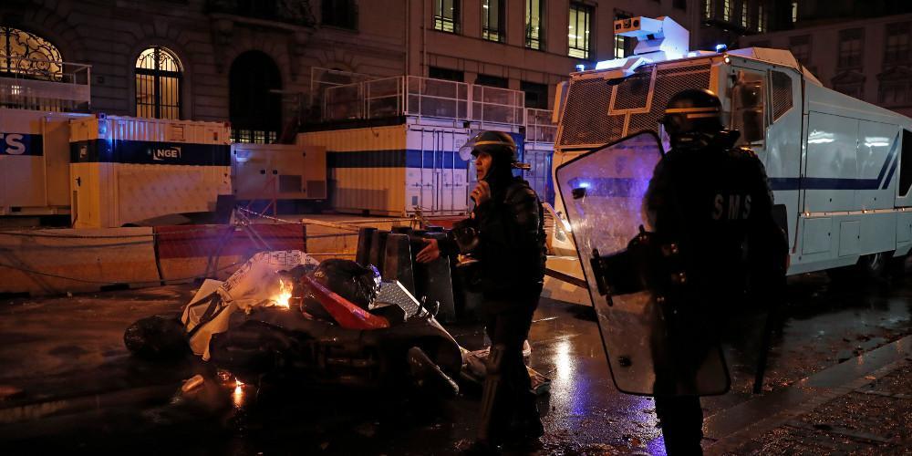 Σοκ στο Παρίσι: Αστυνομικός πυροβόλησε φωτορεπόρτερ και ζήτησε συγγνώμη [βίντεο]