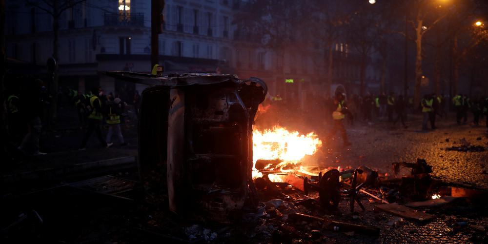 Πεδίο μάχης το Παρίσι: Εκατοντάδες συλλήψεις τραυματίες και ζημιές από τις διαδηλώσεις των «κίτρινων γιλέκων»