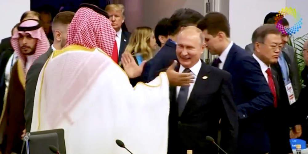 Χαμός στο Twitter με το high five Πούτιν-Μπιν Σαλμάν στη σύνοδο των G20 [βίντεο]