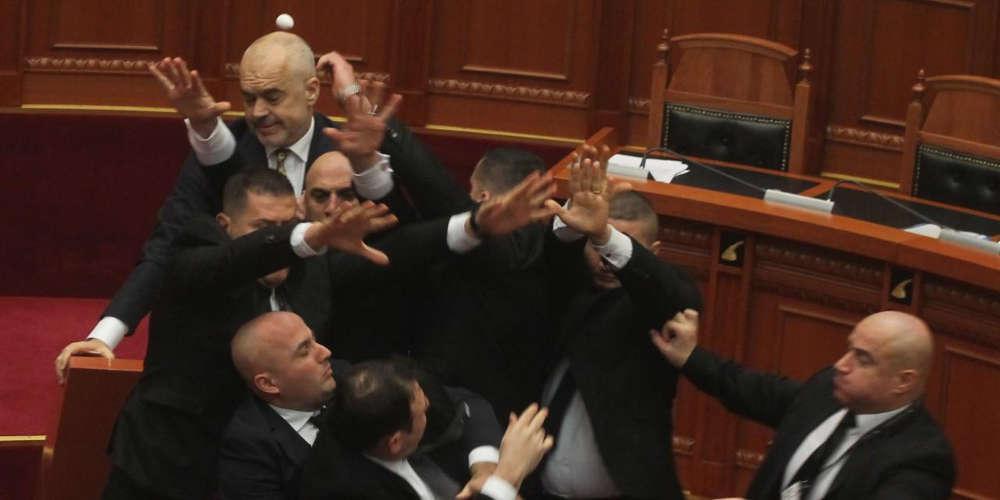 Χαμός στο αλβανικό κοινοβούλιο: Επίθεση με αυγά στον Ράμα [εικόνες & βίντεο]