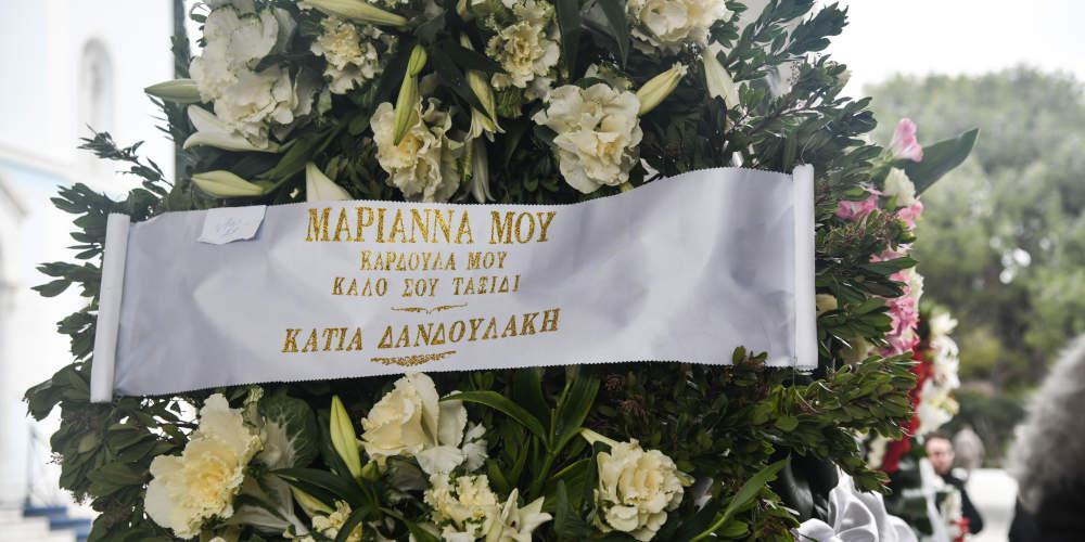 Το τελευταίο αντίο στη Μαριάννα Τόλη-Η κηδεία της στο Α' Νεκροταφείο [εικόνες]