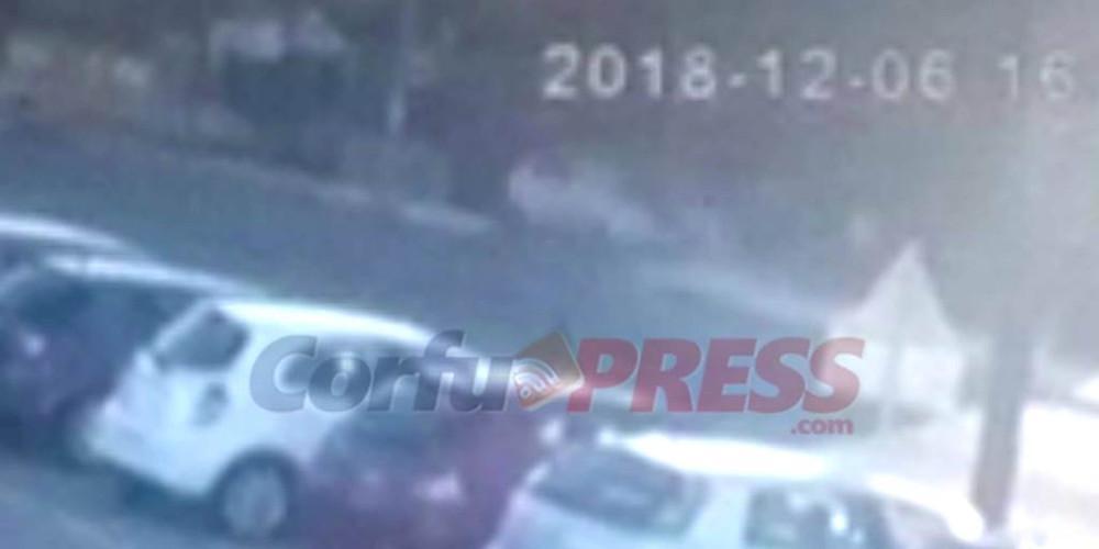 Απίστευτο τροχαίο στην Κέρκυρα: Αυτοκίνητο αναποδογύρισε και προσγειώθηκε στο πεζοδρόμιο [βίντεο]