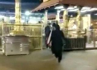 Σάλος προκλήθηκε στην Ινδία με δύο γυναίκες που εισήλθαν σε ινδουιστικό ναό