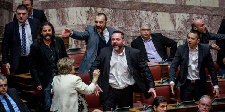 Χαμός στη Βουλή με τους Χρυσαυγίτες κατά την διάρκεια της ψηφοφορίας για την συμφωνία των Πρεσπών