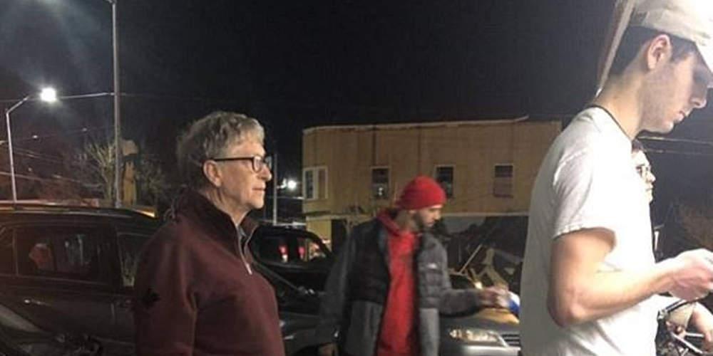 Απίστευτο: Ο μεγιστάνας Μπιλ Γκέιτς περιμένει στην ουρά για ένα μπέργκερ