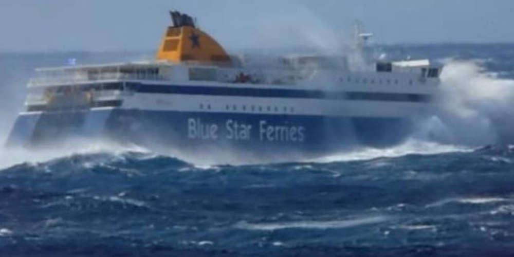 Συγκλονιστικό βίντεο: Πελώρια κύματα «σφυροκοπούν» το Blue Star Naxos μεσοπέλαγα!