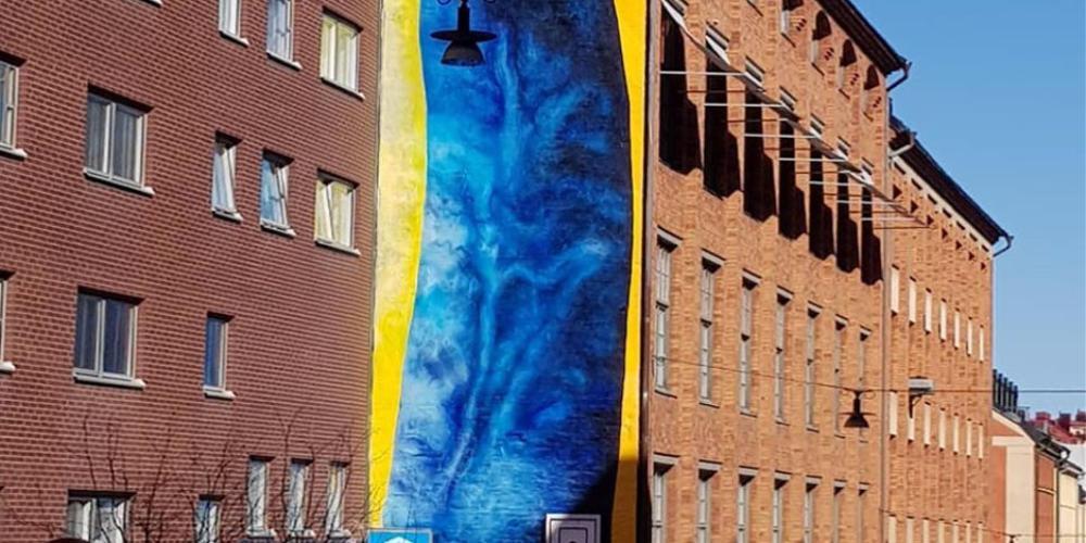 Ένα μπλε έργο τέχνης σε σχήμα πέους σοκάρει την Σουηδία