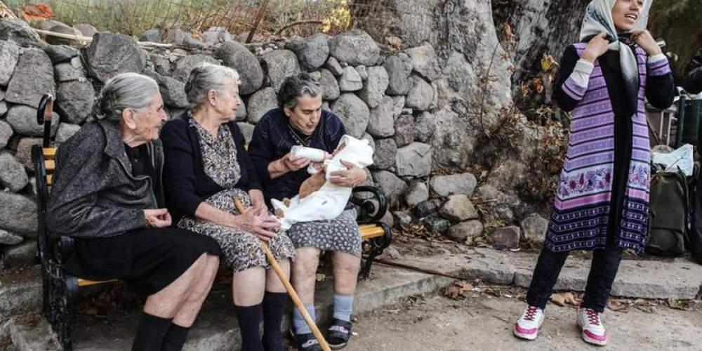 Λέσβος: Πέθανε η μία από τις τρεις γιαγιάδες που είχαν συγκινήσει το 2015