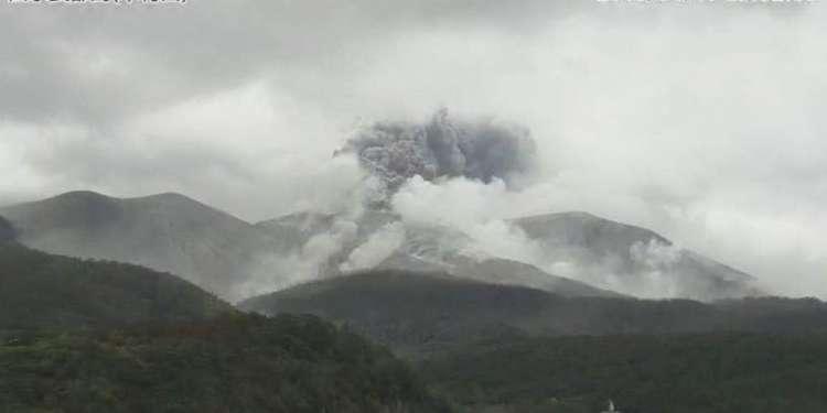 Η στιγμή που εκρήγνυται ηφαίστειο σε μικρό νησί της Ιαπωνίας [βίντεο]