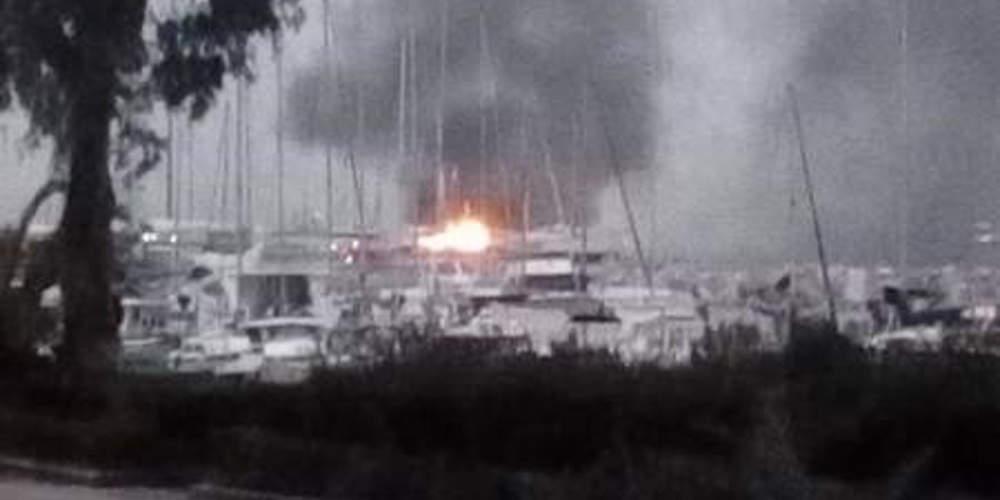 Πυρκαγιά σε δύο ιστιοφόρα στο παλιό λιμάνι της Πάτρας [βίντεο]