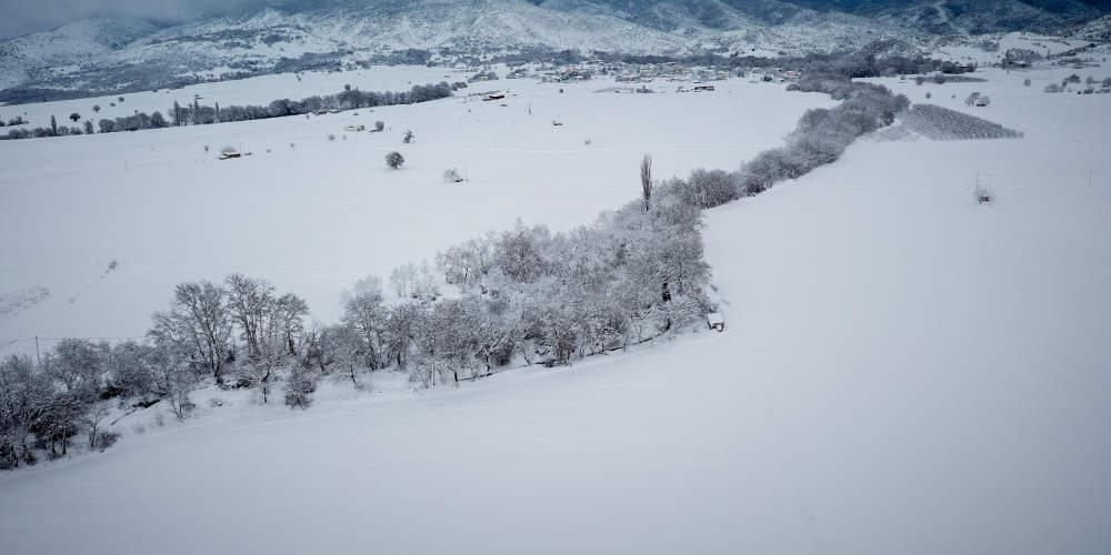 Στους 40 πόντους το ύψος του χιονιού στα ορεινά των Τρικάλων