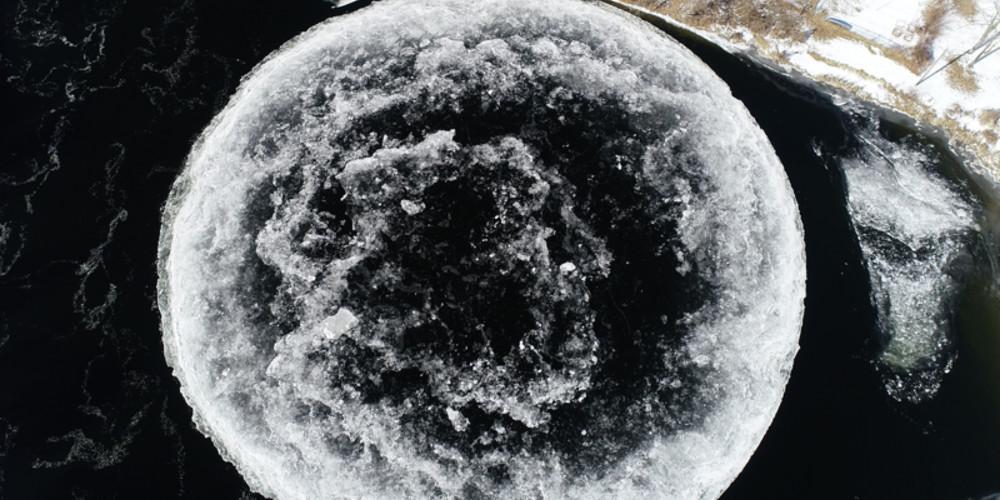 Το φεγγάρι βγήκε στη... στεριά: Τουριστική ατραξιόν πελώριος κύκλος πάγου σε ποτάμι [βίντεο]
