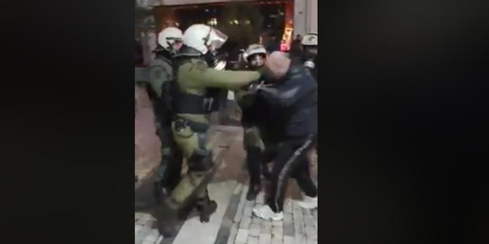 Βίντεο ντοκουμέντο: Η στιγμή της σύλληψης Κρητικού λυράρη από τα ΜΑΤ στο συλλαλητήριο για το Σκοπιανό