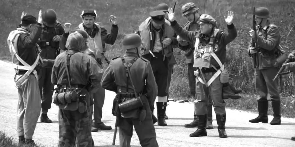 Απίστευτο: Ηλικιωμένη επιτέθηκε σε άνδρα που υποδυόταν Γερμανό στρατιώτη στην αναπαράσταση της απόβασης στο Άντσιο