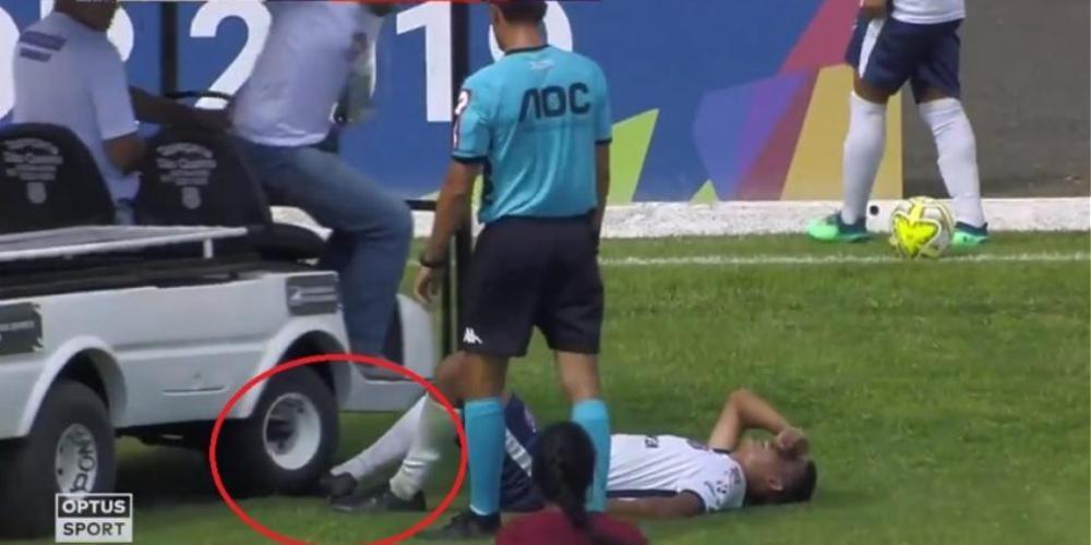 Τραυματιοφορείς πάτησαν με το αμαξίδιο το... πόδι ποδοσφαιριστή στη Βραζιλία