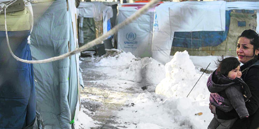 Πρόσφυγες στα χιόνια σε καλοκαιρινέ σκηνές