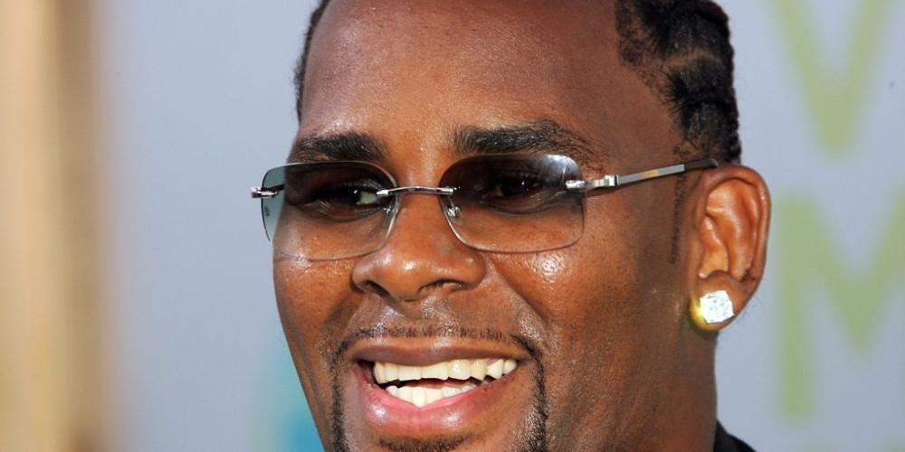 Ο τραγουδιστής R.Kelly κατηγορείται για παιδεραστία σε ένα ντοκιμαντέρ