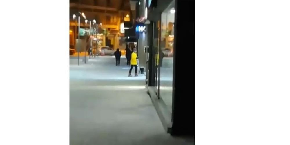 Απίστευτο βιντεο: Βγήκαν με χιονοπέδιλα στο κέντρο της Κοζάνης