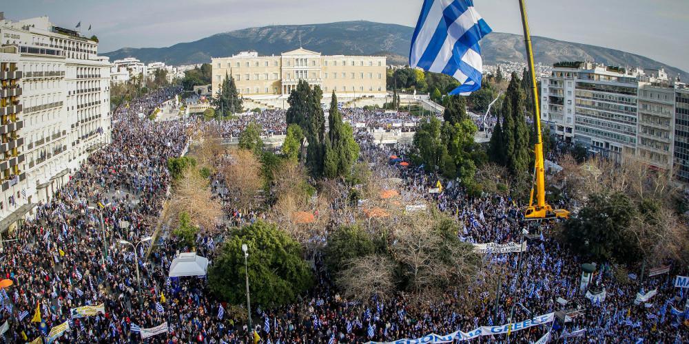 Όλα έτοιμα να για το μεγάλο συλλαλητήριο - Mε το «Μακεδονία ξακουστή» οι διαδηλωτές στο Σύνταγμα [εικόνες & βίντεο]