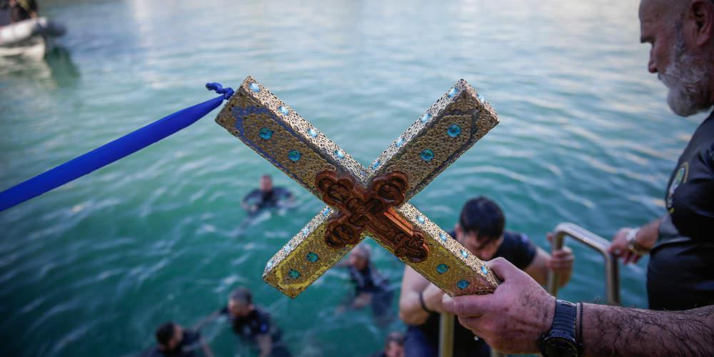 Θεοφάνια Θεοφάνεια Ακυρώθηκε ο αγιασμός των υδάτων στο λιμάνι του Πειραιά λόγω… «Ηφαιστίονα»