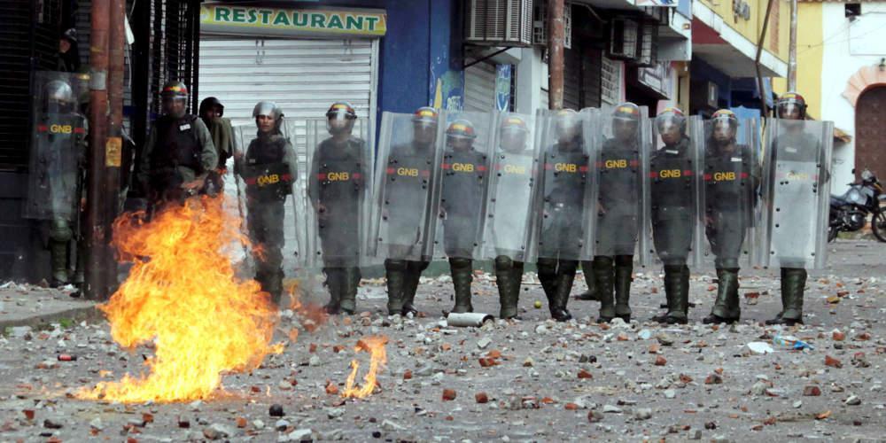 Στο χείλος του εμφυλίου η Βενεζουέλα: Άγριες ταραχές και παρέμβαση των ΗΠΑ