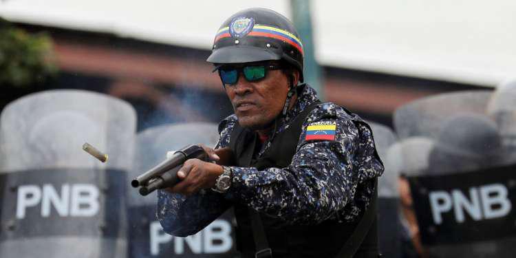 Ο Μαδούρο βαράει στο ψαχνό: Νεκρή μία γυναίκα από πυρά στα σύνορα της Βενεζουέλας