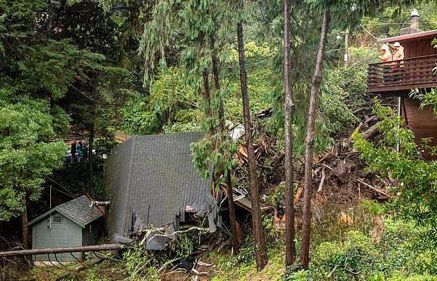 Σοκ: Γυναίκα κοιμόταν ενώ το σπίτι της έπεφτε από το λόφο [εικόνες]
