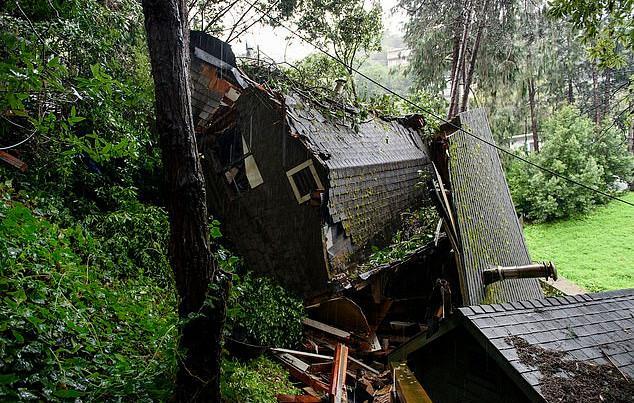 Σοκ: Γυναίκα κοιμόταν ενώ το σπίτι της έπεφτε από το λόφο [εικόνες]