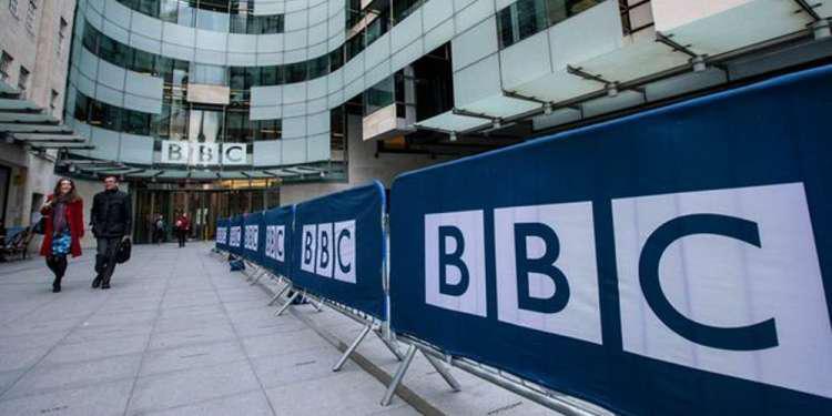 Μπόρις Τζόνσον και Τόρις απειλούν το BBC