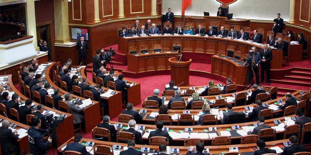 Παραιτήθηκαν βουλευτές της αντιπολίτευσης σε μια κλιμάκωση της πολιτικής κρίσης στην Αλβανία