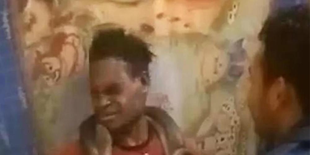 Βίντεο-ανατριχίλα: Αστυνομικοί τυλίγουν κρατούμενο με φίδι για να τον ανακρίνουν