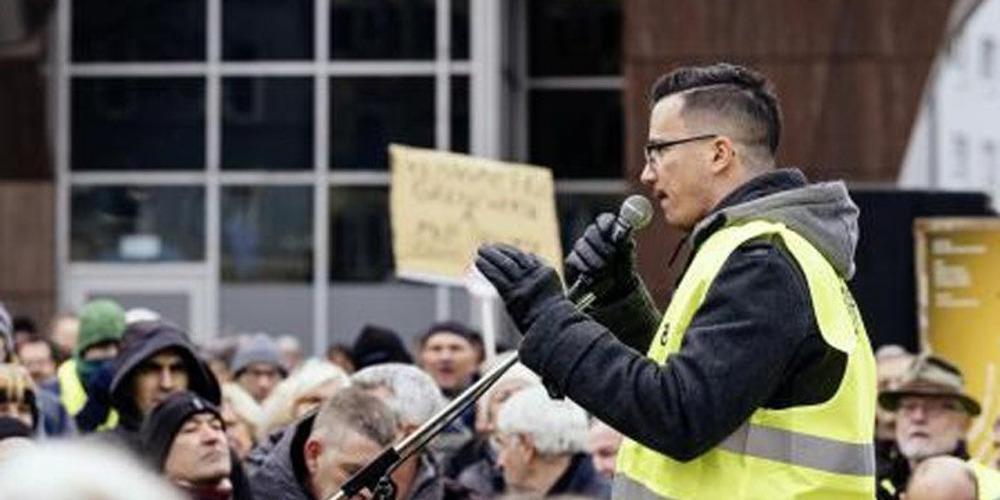 Γιάννης Σάκαρος: Ο 26χρονος Έλληνας - ηγέτης των «κίτρινων γιλέκων» στη Γερμανία