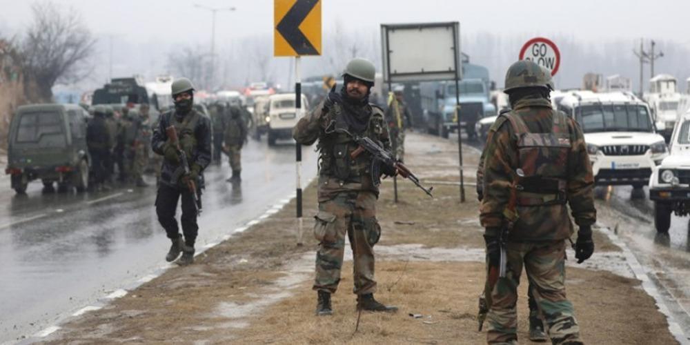 Τουλάχιστον 44 αστυνομικοί νεκροί από επίθεση βομβιστή-καμικάζι στο Κασμίρ