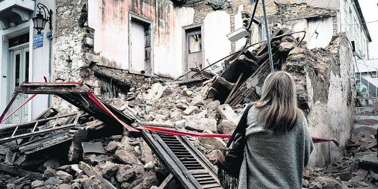 Αλαλούμ πίσω από τις καταρρεύσεις εγκαταλελειμμένων κτιρίων στην Αθήνα